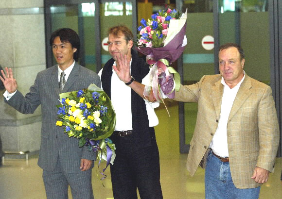 딕 아드보카트 신임 한국축구대표팀 감독과 핌 베어벡 수석코치(오른쪽에서 첫번째·두번째)가 29일 인천공항을 통해 입국, 홍명보 코치와 함께 포즈를 취하고 있다. 