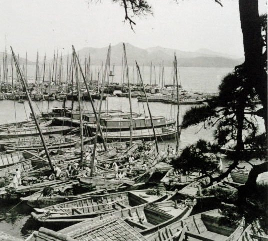 부산의 고깃배들.로스는 이 배들이 고깃배라고 했지만 그 중 몇몇은 화물선인 듯하다.