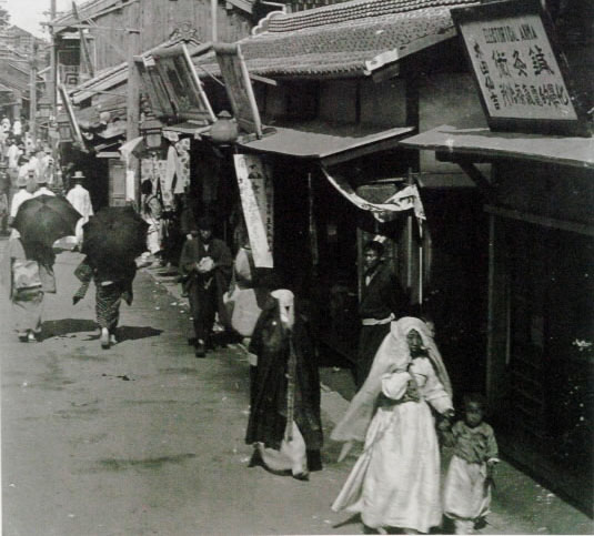 서울의 일본인 거리. 장옷을 입은 앞쪽 두 여인은 한국인이다.