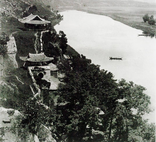 평양 대동강. 아래쪽으로 옛 성벽과 중국군이 일본군과 전투를 벌일 때 사용하던 수비탑이 보인다.