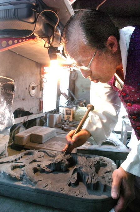 김진한(65·무형문화재 제6호 기능보유자)씨는 전통적인 조각에 독창성을 가미하여 아름답고 우수한 남포벼루를 제작하고 있다.(충남 보령)