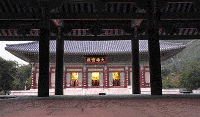 조용한 가을 산사에 울리는 예불소리는 속세의 찌든 마음을 맑게 한다.