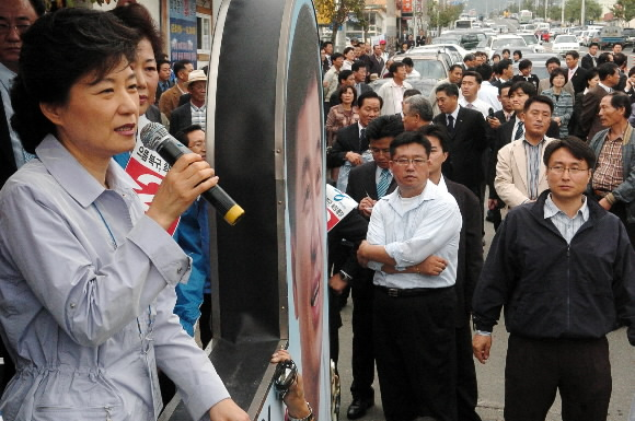 박근혜(왼쪽) 한나라당 대표가 14일 울산 북구 호계동에서 10·26 재선거에 출마한 윤두환 후보의 사무실 개소식에 참석한 뒤 유권자들에게 지원 연설을 하고 있다. 정연호기자 tpgod@seoul.co.kr