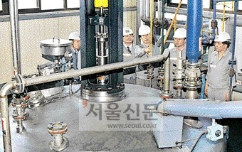 화학공장에서 안전관리원들이 화학물질 탱크 등을 점검하고 있는 모습. 서울신문 포토라이브러리