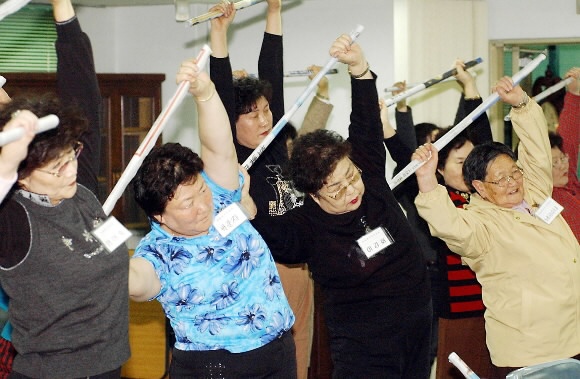 관절 건강을 위해서는 각자 자신의 몸에 맞는 운동을 골라 무리없이, 꾸준히 하는 게 좋다. 서울신문 포토라이브러리