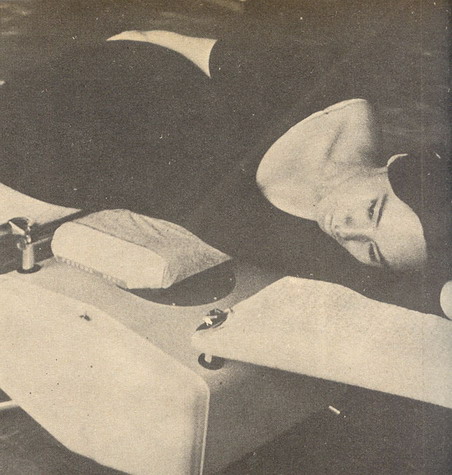 체조실에서 군살을 빼는 여인