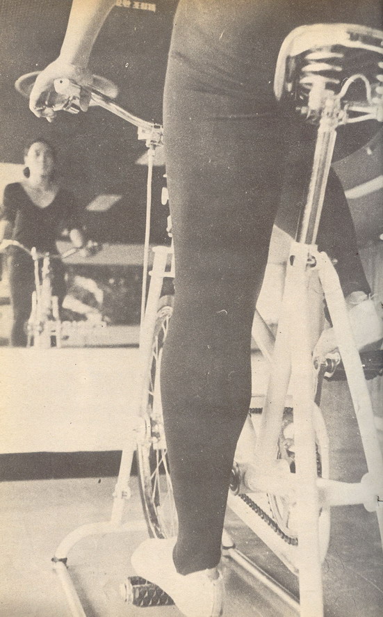 헬스기구에서 운동 중인 여인