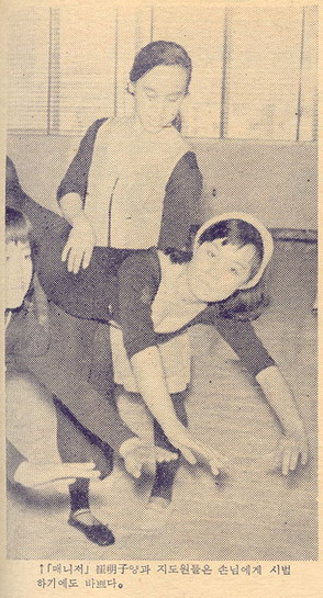 여성회원을 지도 중인 강사