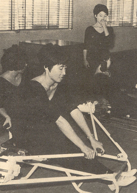 체조실에서 운동 중인 여인