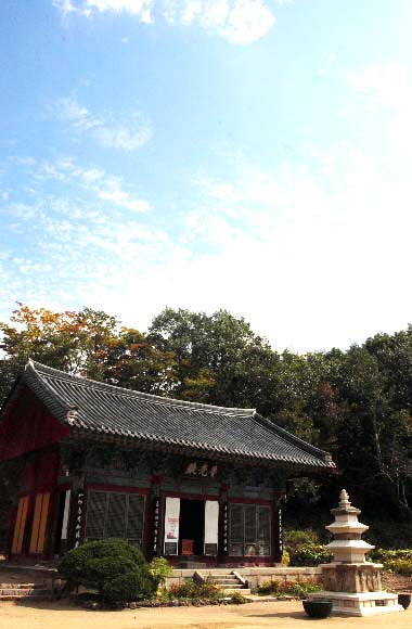 파란 하늘을 머리에 인 대전사가 멋스럽다.