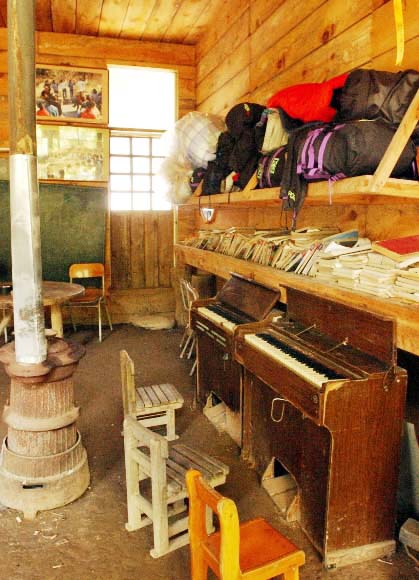 옛 초등학교 풍경을 간직하고 있는 내원마을의 내원분교.