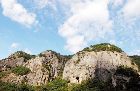 주왕산은 바위로 이뤄져 멋진 위용을 자랑하다.