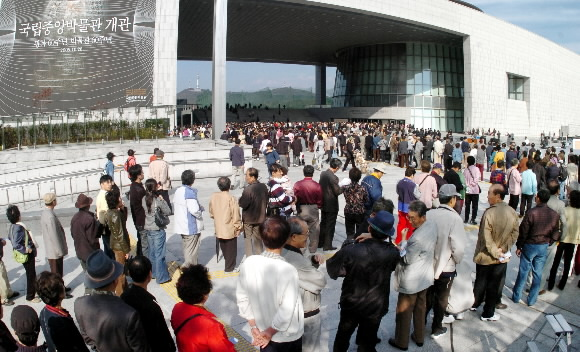 용산시대 개막 28일 역사적인 용산 시대를 연 새 국립중앙박물관 개관식이 끝난 뒤 오후부터 일반인 관람이 시작되면서 박물관에 입장하기 위한 시민들로 장사진을 이루고 있다. 강성남기자 snk@seoul.co.kr