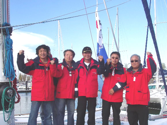 이화수 전 요트협회 회장 등 한국 요트인들이 27일(현지시간) 프랑스 레 사블 돌론에서 ‘레이디 알리아’호 진수식을 갖고 100일간의 세계일주 대장정의 성공을 기원하고 있다. 