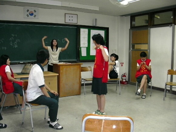 경기 안양시 평촌공고에서 교사와 학생들이 심리치료와 관련된 역할극을 펼쳐 보이고 있다. 서울신문 포토라이브러리