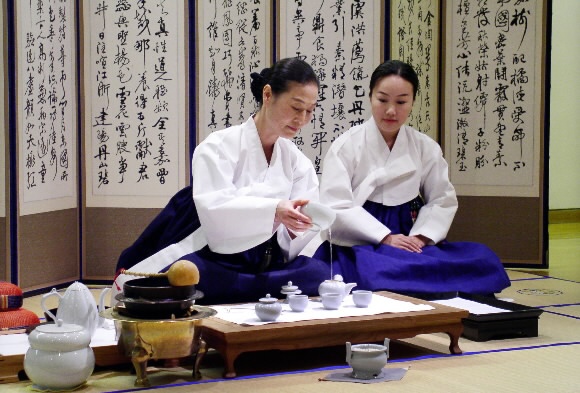 한국의 전통 다법(茶法)을 정성스럽게 선보이고 있는 차인들. 예로부터 한국에서는 다도(茶道)를 영혼을 일깨우는 총체적인 행위로 보았으며 특히 차를 마시거나 준비할 때 넘치거나 모자람이 없는 ‘중정의 묘미’를 강조했다.