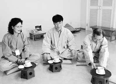 서울시내 한 사찰의 선방에서 참선을 마친 시민들이 차를 마시며 다도를 익히고 있다.한국의 다도가 예로부터 선(禪) 사상과 밀접한 관계를 가져온 것처럼 다도(茶道)가 시작된 중국에서는 ‘차와 선은 곧 하나’라는 다선일미(茶禪一味)가 그 중심을 차지하고 있다. 서울신문 포토라이브러리