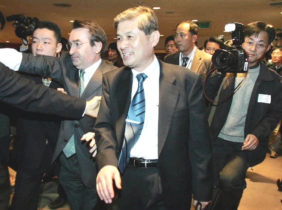 황우석 서울대 교수가 14일 CNN 주관으로 서울 삼성동 인터콘티넨탈호텔에서 열린 ‘코리아 미디어 콘퍼런스’에 참석하기 위해 입장하면서 취재진의 질문을 받고 있다. 