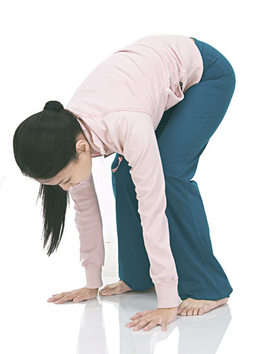 3.상체 숙이기   상체 힘을 완전히 빼고 무릎을 살짝 구부리면서 상체를 깊숙이 숙인다. 무리해서 다리를 펼 필요는 없다.