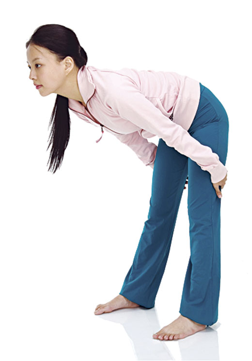 4.등 펴기   3의 자세에서 두 손으로 무릎 뒤쪽을 잡고 등과 다리를 꼿꼿이 펴고 정면을 응시한다.  