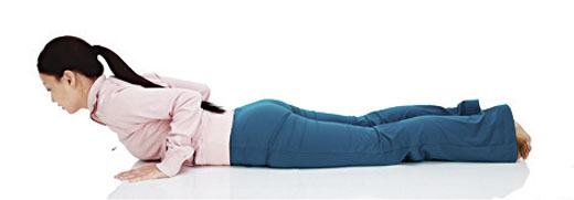 5.몸 펴기   팔로 바닥을 지탱해 팔굽혀펴기에서 바닥에 완전히 엎드린 자세를 잡는다.  