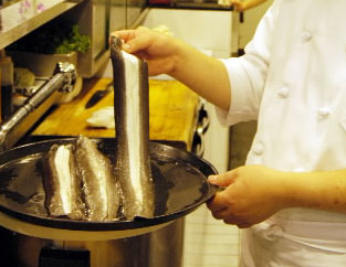 1. 장어는 마트에서 살이 깨끗하고 길이가 30㎝정도 되는 것으로 구입한다.(장어를 손질할 때 물에 넣어 휘저으면 살이 흐물흐물해져 맛이 떨어질 수 있다. 더러운 부분만 행주로 살짝 닦아내는 게 요령)