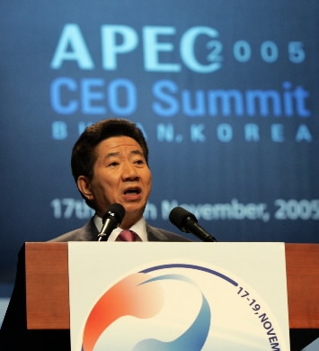 노무현 대통령이 18일 부산 롯데호텔에서 기업인 800여명이 참석한 가운데 열린 APEC CEO서밋에서 연설을 하고 있다. 부산 남상인기자 sanginn@seoul.co.kr