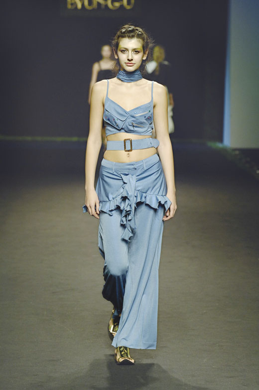 디자이너 변지유는 귀엽고 여성스러운 스타일을 주로 선보였다. 주머니, 주름등을 입체적으로 표현한 파스텔 블루 스타일 의상이 사랑스럽다.