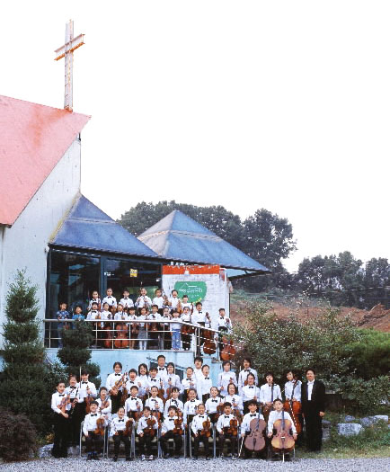 연말을 맞아 종교계에 각종 문화행사가 봇물을 이루고 있다. 사진은 김포 고촌감리교회 청소년들로 구성된 ‘김포체임버 오케스트라’. 