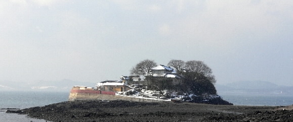 섬사이로 달이 뜬다해서 붙여진 간월암에서는 고즈넉한 겨울을 느낄 수 있다.