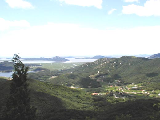 강화도 혈구산에서 바다를 내려다본 풍경. 몽골의 침입으로 위기에 빠진 고려의 국운을 연장하기 위해 술관 백승현은 혈구산의 한 사찰에서 법화경을 강론하면 위기를 벗어날 수 있을 것이라고 고종에게 진언한다. 