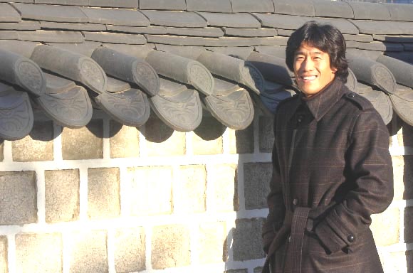 리그 휴식기를 이용해 지난 10일 귀국한 서정원이 14일 서울 압구정동 도산공원 앞에서 환하게 웃고 있다. 