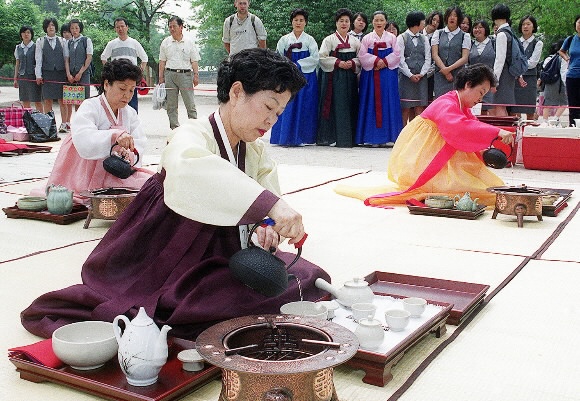 차 생활에 있어서 다구는 가장 중요하고 기초적인 것으로 다양한 형태와 이름들이 전해지고 있다.