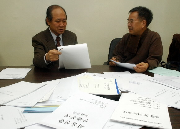 동화작가 조대현(왼쪽)씨와 시인 김용택씨가 동화 부문 당선작을 고르고 있다. 안주영기자 jya@seoul.co.kr