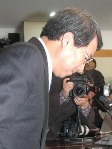 서울대 정운찬 총장이 11일 황교수의 줄기세포 연구 파문과 관련 대국민 사과문을 발표하기 위해 착잡한 표정으로 자리에 앉고 있다. 