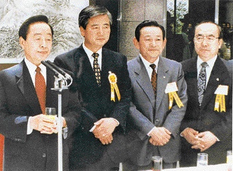 조남욱(왼쪽 세번째) 삼부토건 회장이 1993년 8월 열린 국립부여박물관 개관식에 참석해 포즈를 취하고 있다. 왼쪽부터 김영삼 전 대통령, 송천영 전 의원, 조 회장, 이민섭 전 문화체육부 장관.