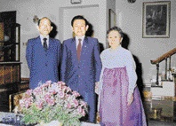 조남욱(가운데)삼부토건 회장이 1988년 4월 제14대 총선에서 민정당 전국구 국회의원에 당선된 뒤 부친 조정구(왼쪽) 총회장·모친 남삼순씨와 자택에서 기념촬영을 하고 있다.