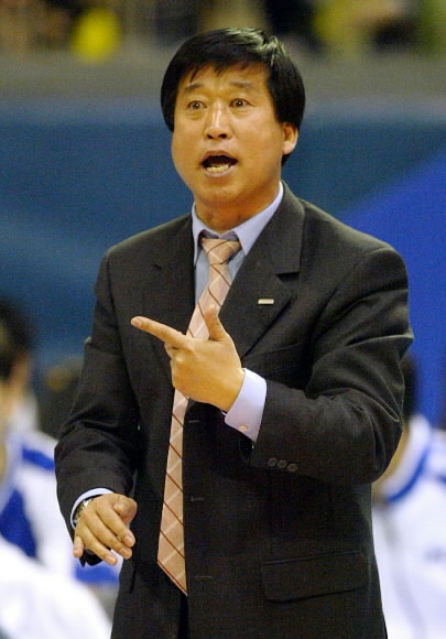 김호철 현대 감독이 12연승 신기록 달성을 앞두고 선수들에게 작전을 지시하고 있다. 서울신문 포토라이브러리