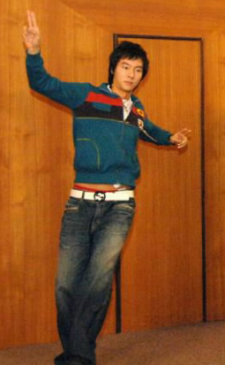 “이래도 안 뽑아줄래요?” 한 10대 지원자가 심사위원들 앞에서 온몸으로 ‘끼’를 발산하고 있다.