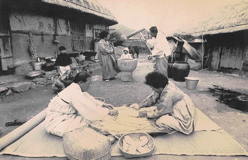 70년대 시골 마을에서 떡 만드는 정겨운 모습. 시어머니와 며느리가 사이 좋게 떡판을 놓고 떡을 빚고 있고, 그 뒤로는 나이든 할아버지가 그래도 힘깨나 쓴다고 떡메를 치고 있다. 어린아이와 소, 닭들이 사이 좋게 떡 빚는 모습을 구경하는 모습이 한 폭의 그림을 연상케 한다.