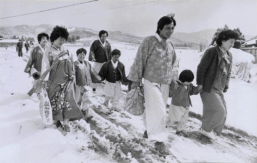 85년 2월 경기도 남양주의 설 풍경. 온가족이 눈밭에 미끌어질세라 손에 손을 맞잡고 이웃 마을 어른께 세배하러 가는 모습이 정겹기만 하다.