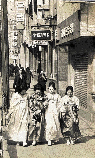 72년 2월15일 서울 중구 소공동 거리 풍경. 설날을 맞아 한복을 곱게 차려입은 여인들이 팔짱을 끼고 거닐고 있다. 부풀린 머리와 작은 핸드백이 당시 유행의 흐름을 보여준다.