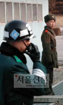 JSA 형제들 북한군 과 우리측 병사가 근접된 위치에서 경비근무를 하고 있는 판문점 내 공동경비구역에는 긴장감이 흐른다. 판문점