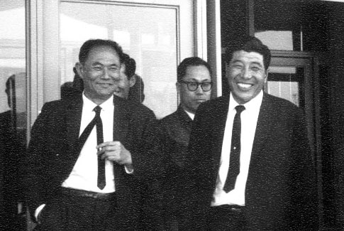 태광그룹 창업주 고(故) 이임용(오른쪽) 회장이 지난 1967년 4월 울산 아크릴공장 준공식을 마친 뒤 환하게 웃고 있다.