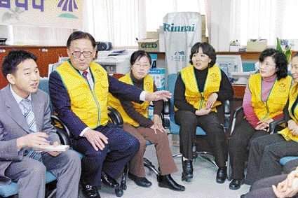 유영(왼쪽에서 두번째) 강서구청장이 3일 강서구자원봉사센터에서 박지윤 기자에게 자원봉사의 중요성을 설명하고 있다. 이호정기자 hojeong@seoul.co.kr