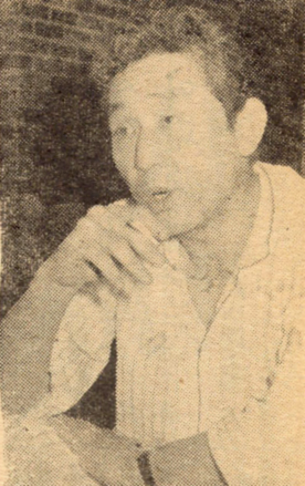 잠옷바람에 이혼키로 했다고 말하는 崔戊龍