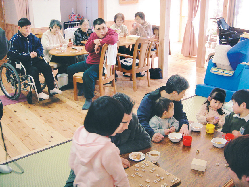일본 도야마시에 있는 ‘공동체 복지시설’인 ‘이 손가락에 모이자’에서 노인가 장애인, 어린이들이 함께 여가를 즐기고 있다.   