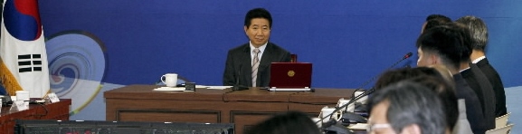 노무현 대통령이 13일 국민고충처리위원회 업무보고에서 민원인의 고충을 직접 들은 뒤 관계부처 장관 등 배석자들과 해결방안을 토의하고 있다. 남상인기자 sanginn@seoul.co.kr