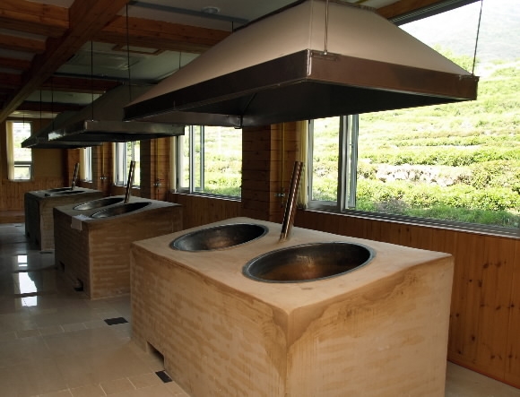 경남 하동의 녹차 체험관에 마련된 녹차 덖기 시설.