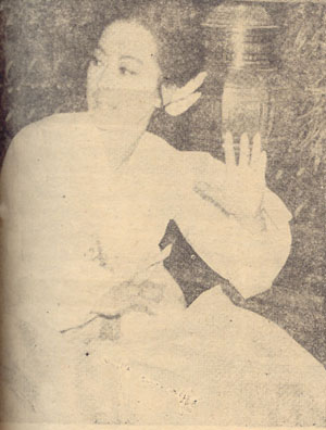 「마닐라」의 「호텔·필리피나스」에서 본지특파원에게 연기와 인생을 말하는 金芝美양.  